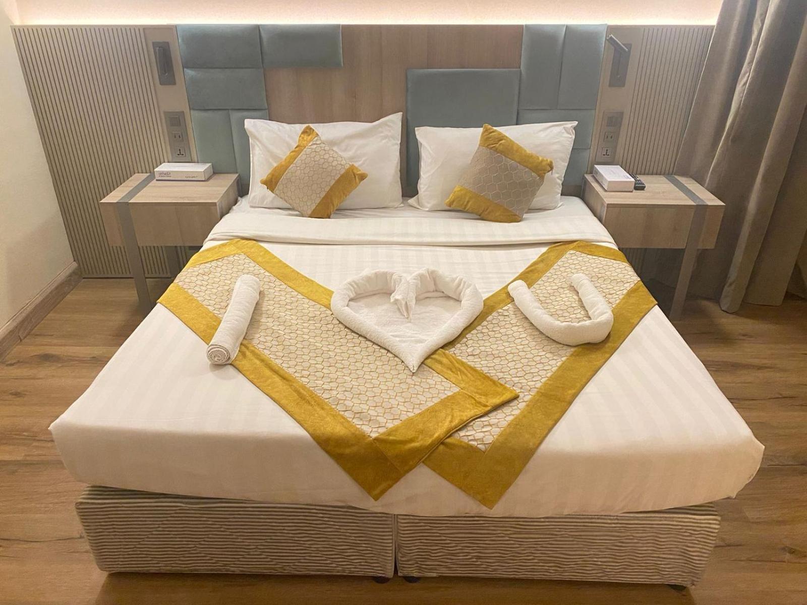 Roya Al Andalus Hotel Medina Exterior photo A bed with a duvet