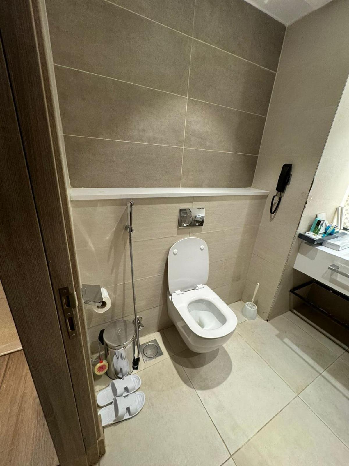 Roya Al Andalus Hotel Medina Exterior photo A toilet with a urinal