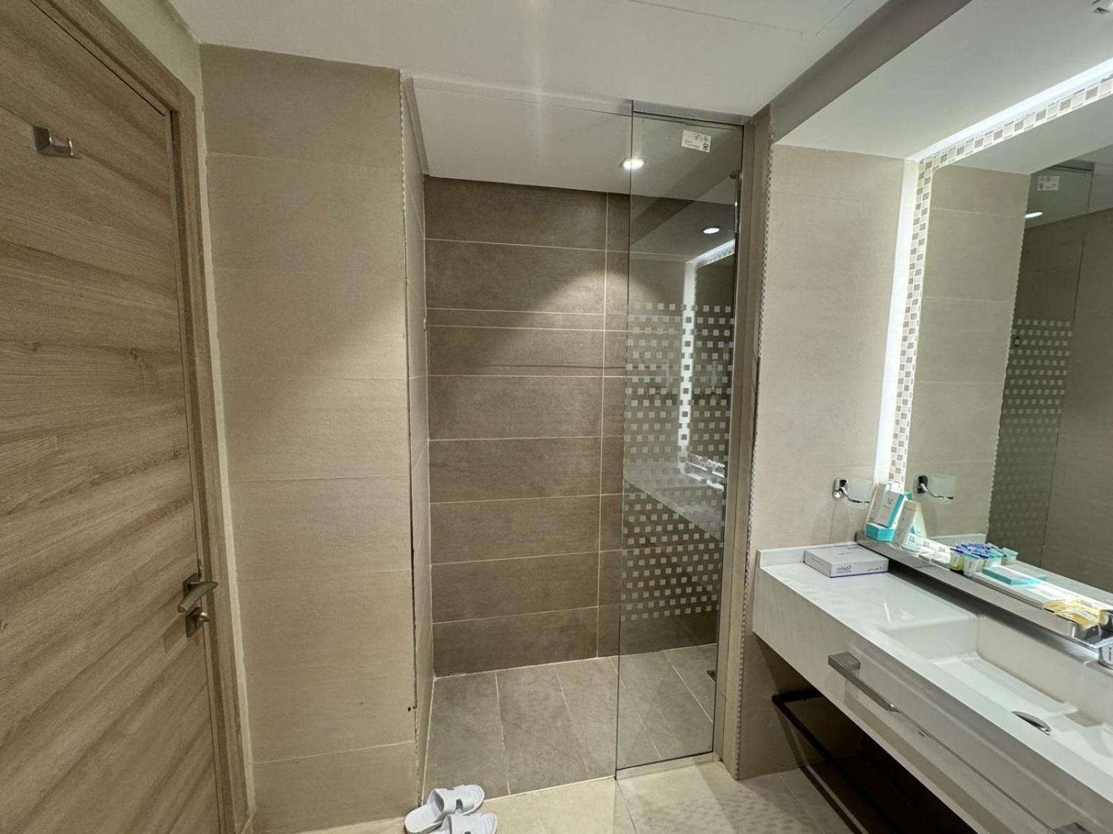Roya Al Andalus Hotel Medina Exterior photo A shower enclosure
